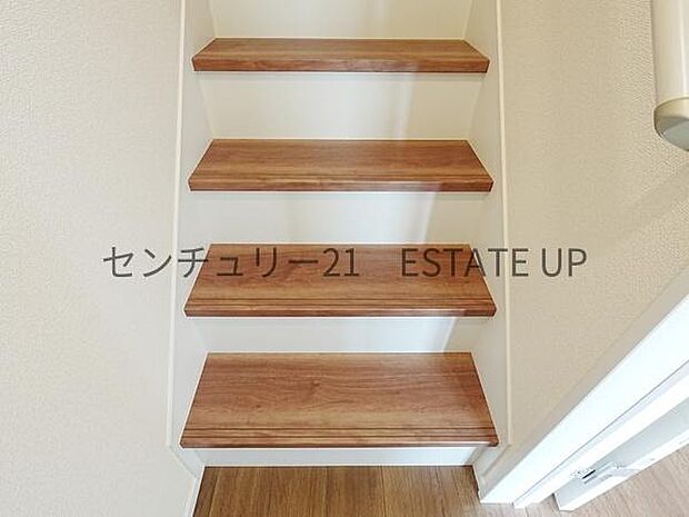 【階段】階段の途中でふと顔を合わせる、そんな日常の一コマが愛おしい。