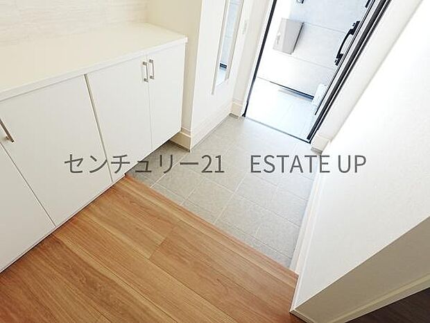 【玄関】シューズボックス・全身鏡もある玄関です。