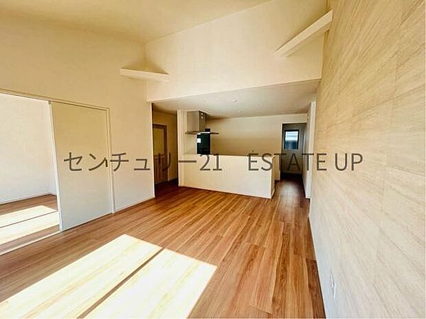 【リビング】広々としたリビング空間で、家族団らんや来客時にもゆったり過ごせる心地よい空間。