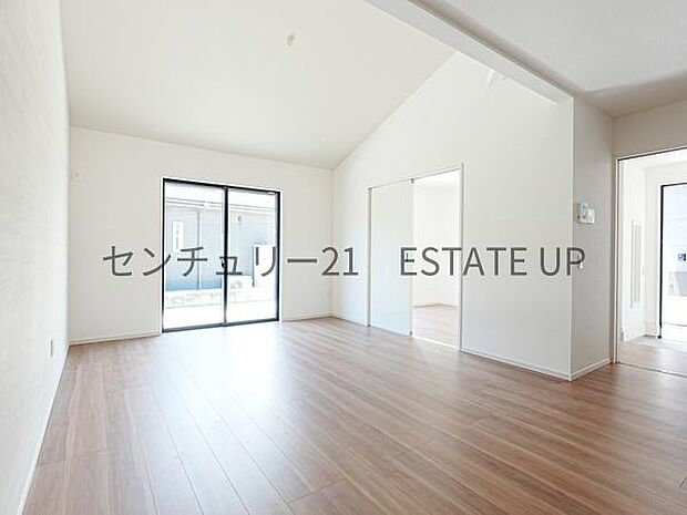 【リビング】広々としたリビング空間に洋室もあり、家族団らんや来客時にもゆったり過ごせる心地よい空間。