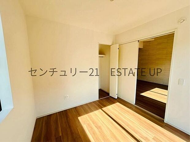 【洋室】リビングの横に洋室がありキッズスペースや様々な使い方ができます♪