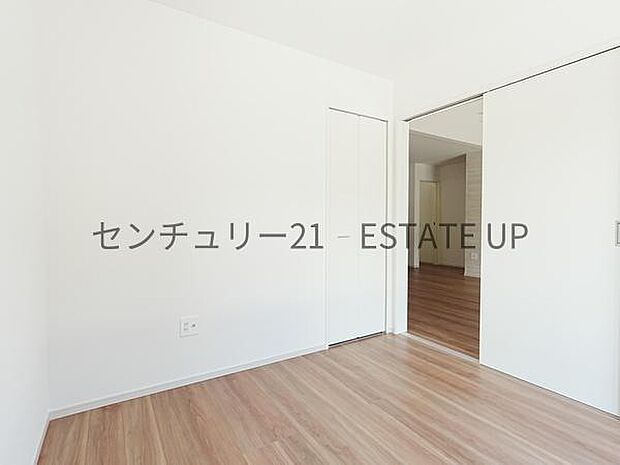 【洋室】リビングの横に洋室があり来客室やキッズスペースや様々な使い方ができます♪