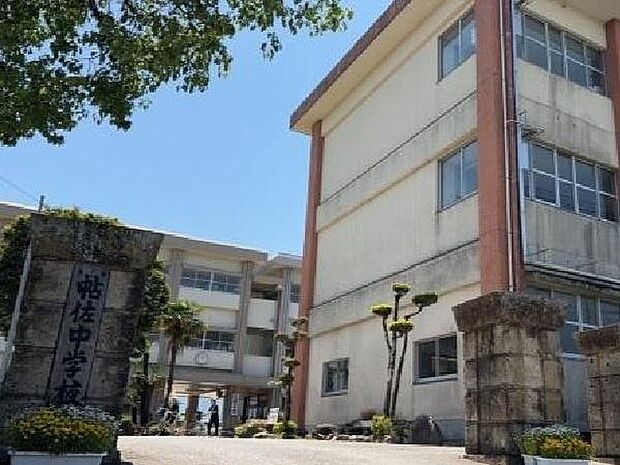 姶良市立帖佐中学校まで1933m、姶良市立帖佐中学校は「自主・創造・和」を校訓に、学び・部活・地域活動で協力しながら自立心と表現力を育てます。