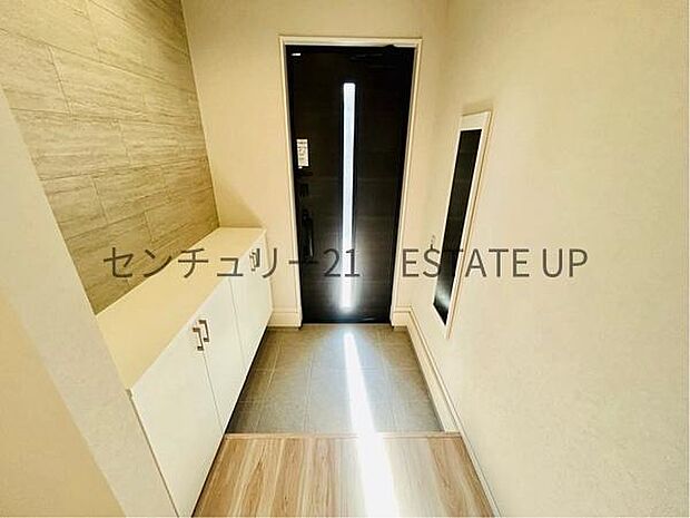 【玄関】シューズボックス・全身鏡もある玄関です。
