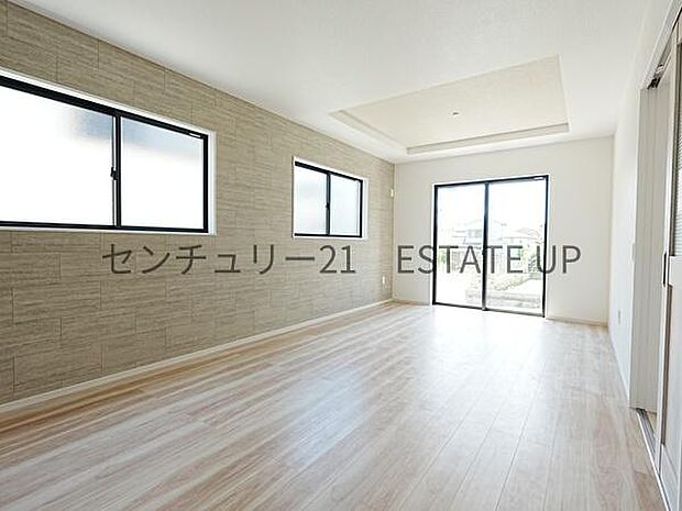 【リビング】大きな窓から明るい陽光が差し込み、ご家族皆様でゆったりとお過ごしいただけるリビングです。