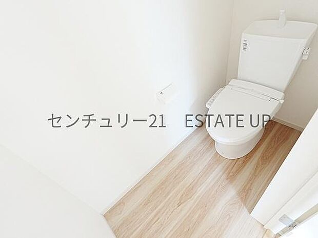 【トイレ】温水洗浄便座付きのトイレです。
