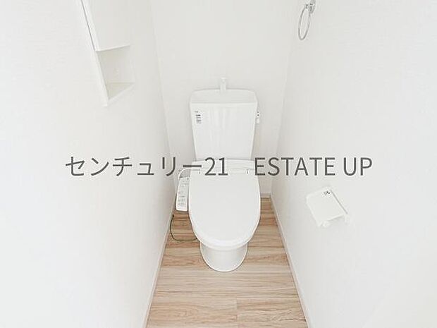 【トイレ】二階トイレ。各階にトイレが付いているので、忙しい朝の時間帯にも安心。
