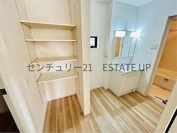 【洗面台・洗面所】洗面台横に収納棚があるので整理整頓ができます♪