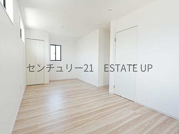 【洋室】二つの入り口で広々とした洋室です。仕切って分けてお使いもできます♪
