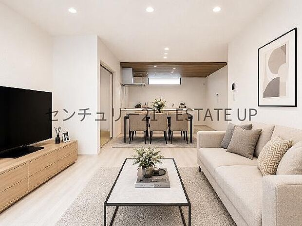 【リビング】リビング空間にキッチンがあり、みんなで食事を楽しめる空間。※ホームステージングしているイメージ図です。