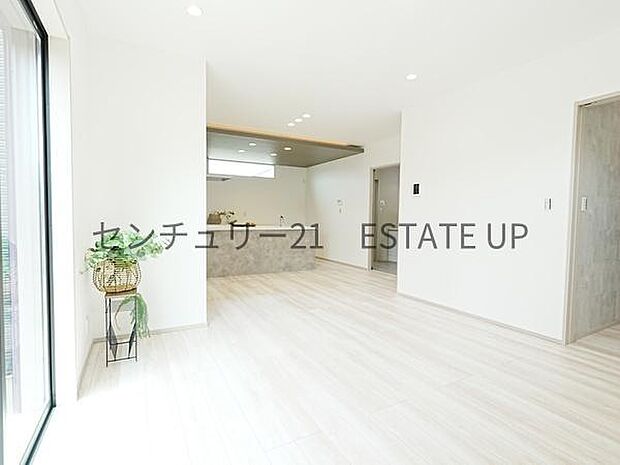 【リビング】ご家族皆様でゆったりとお過ごしいただけるリビングです。