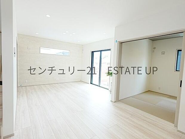 【リビング】リビングに畳の部屋があり来客室やキッズのスペース多様にご使用いただけます。