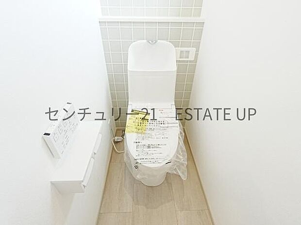 【トイレ】二階トイレ。各階にトイレが付いているので、忙しい朝の時間帯にも安心。
