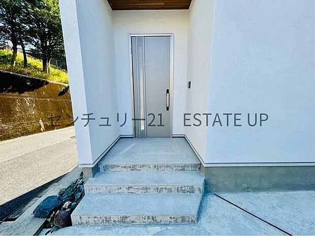 【玄関】階段がありオシャレな玄関入口です。