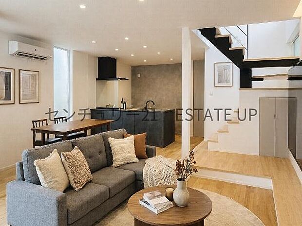 【リビング】広々としたリビング空間で、家族団らんや来客時にもゆったり過ごせる心地よい空間。