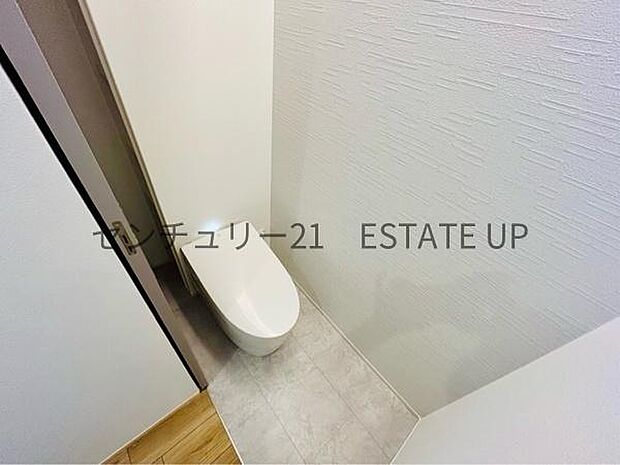 【トイレ】二階トイレ。各階にトイレが付いているので、忙しい朝の時間帯にも安心。