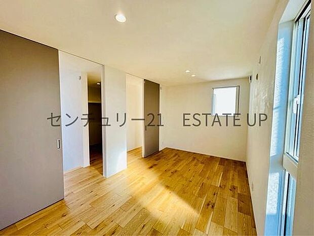 【洋室】窓がついていることで日中も明るくお部屋で過ごせます。
