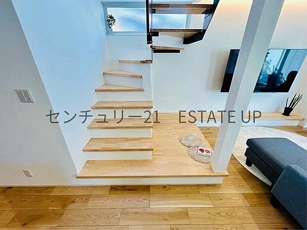 【階段】リビング階段なので家族のコミュニケーションが増えますね。