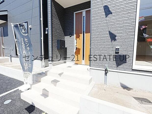 【玄関】階段がありオシャレな玄関です。