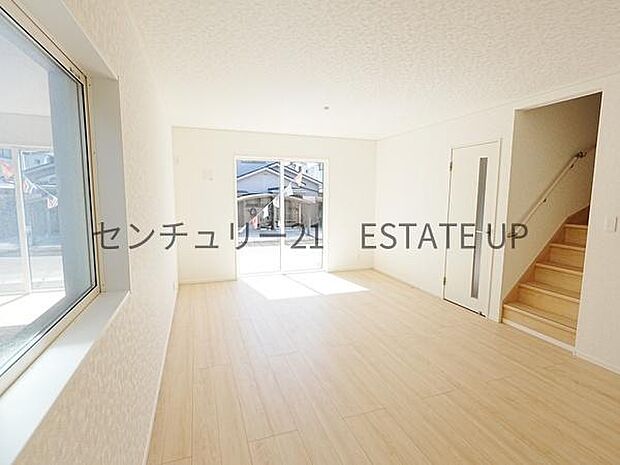 【リビング】心地いい光が差し込みます。過ごしやすいリビングで家族が快適な日々が送れます。