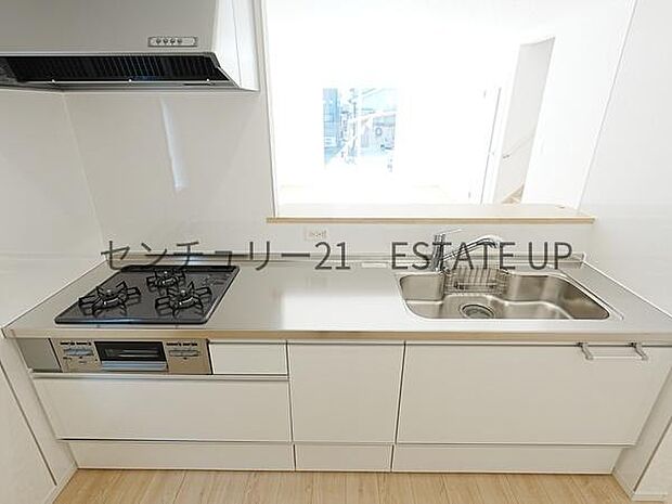 【キッチン】リビング全体を見渡せる対面式キッチン。リビングで過ごすご家族を見守りながら作業ができ、お互いの顔を見ながら会話ができます。