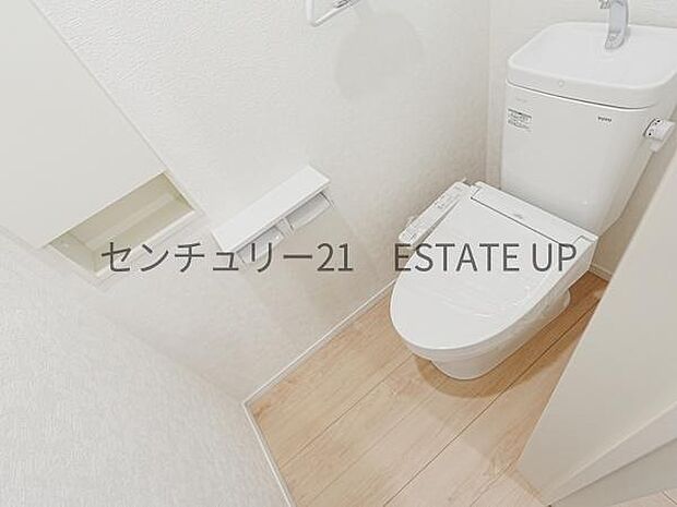 【トイレ】温水洗浄便座付きのトイレです。
