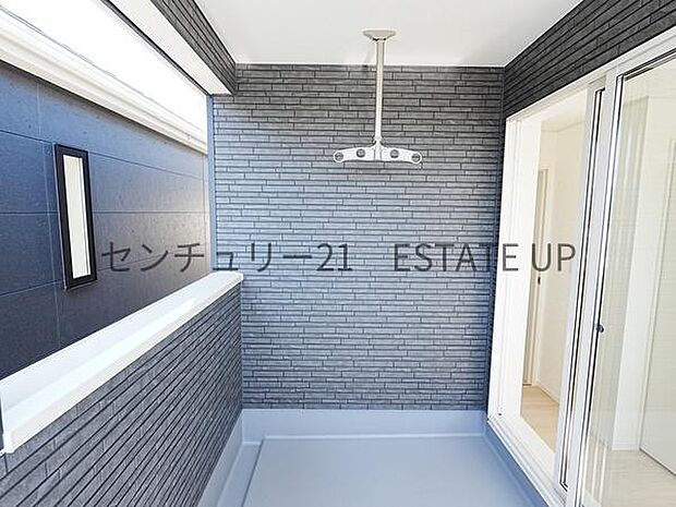 【バルコニー】バルコニーもあるので洗濯物もよく乾きそうです。