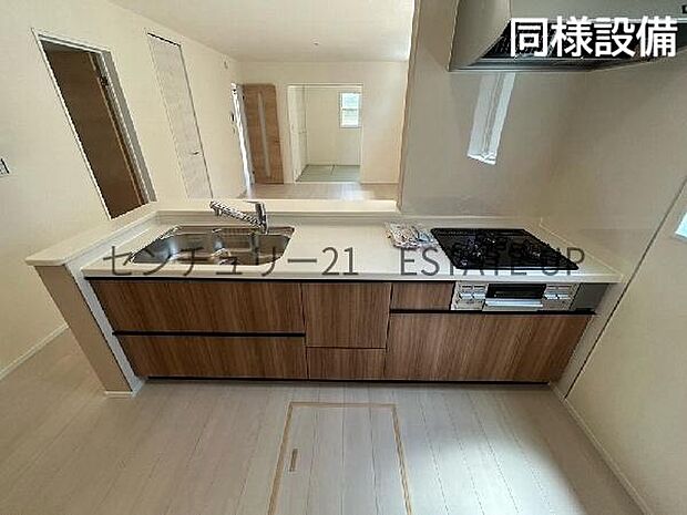 【同様設備 キッチン】お子様も見守れる対面キッチンです。※画像反転しています。