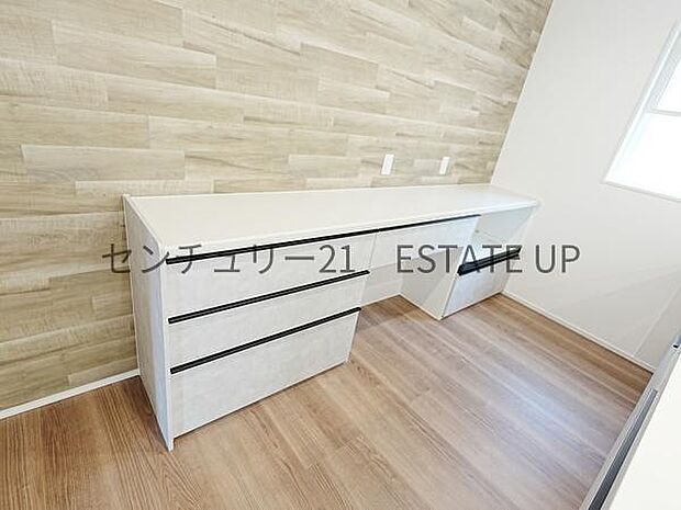 【キッチン】背面は、家電置き場としてもご利用いただけます。作業スペースにもなるため、ご家族やご友人と料理をする際などに重宝しそうです。