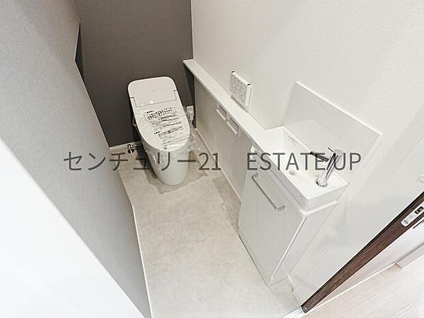 【トイレ】トイレ内に手洗いスペースを完備で鏡も置いてオシャレに♪