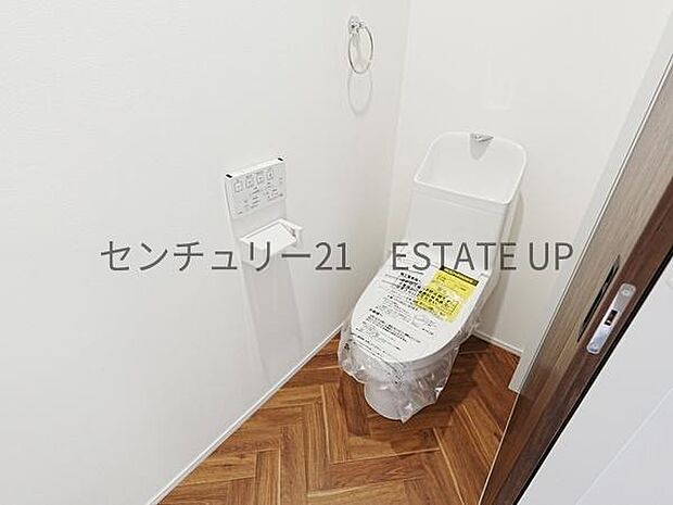 【トイレ】二階トイレ。各階にトイレが付いているので、忙しい朝の時間帯にも安心。