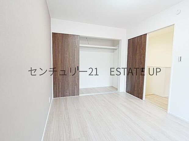 【洋室】クローゼットがあるのですぐに着替えができ便利です♪