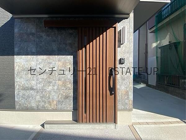 【玄関】大きなドアが帰りを出迎えてくれます。横開きの玄関です。