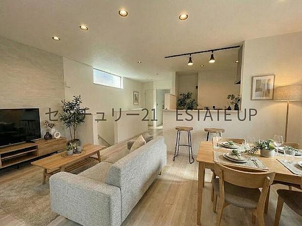 【リビング】リビング空間にキッチン。みんなで食事を楽しめる空間。※ホームステージングしているイメージ図です。