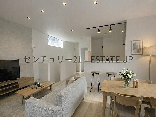 【リビング】リビング空間にキッチン。みんなで食事を楽しめる空間。※ホームステージングしているイメージ図です。