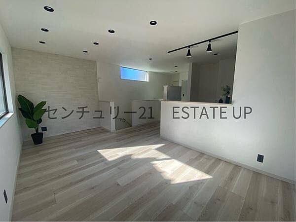【リビング】2階リビングで広々とした空間で、家族団らんや来客時にもゆったり過ごせる心地よい空間。