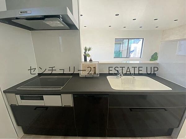 【キッチン】火力の調整が楽で安全性の高い人気のIH。お子様も見守れる対面キッチンです。