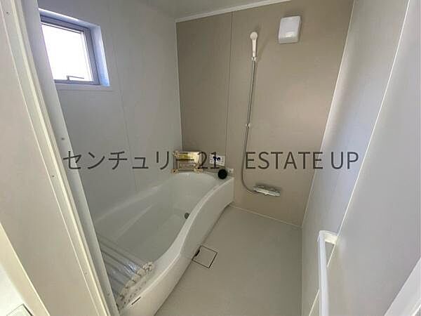 【浴室】足を伸ばして入れる1坪タイプのバスルーム。日頃の疲れを癒してくれます。