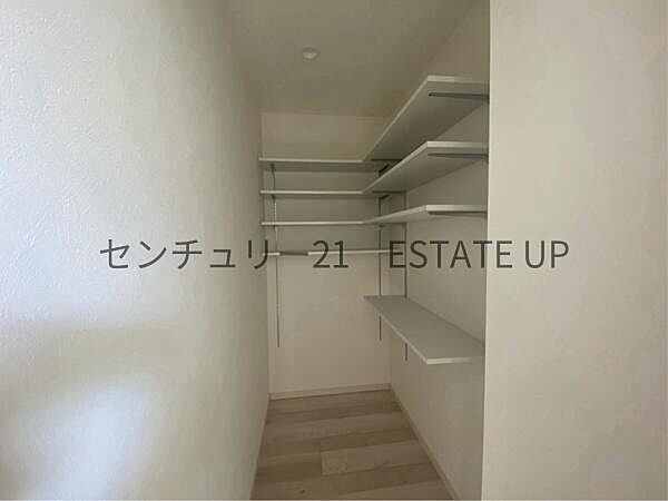 【収納】キッチン横の収納で多様にお使いできます。