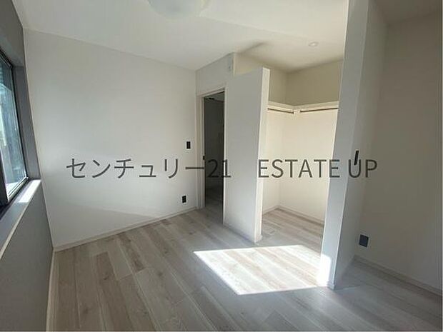 【洋室】1階洋室。家族構成やライフスタイルに合わせて、多目的にお使いいただけます。