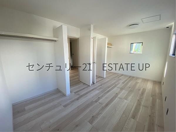 【洋室】1階洋室。二つの入り口で広々とした洋室です。