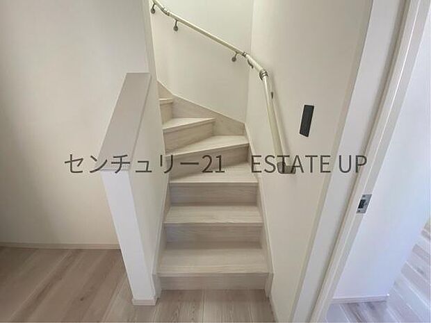 【階段】階段の途中でふと顔を合わせる、そんな日常の一コマが愛おしい。