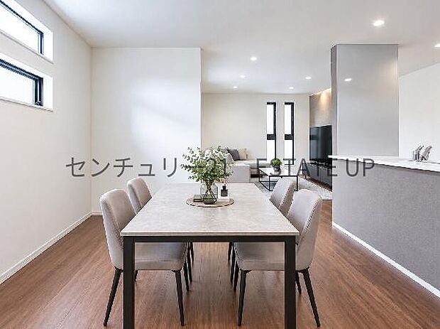 【リビング】リビング空間にキッチンがあり、みんなで食事を楽しめる空間。※ホームステージングしているイメージ図です。