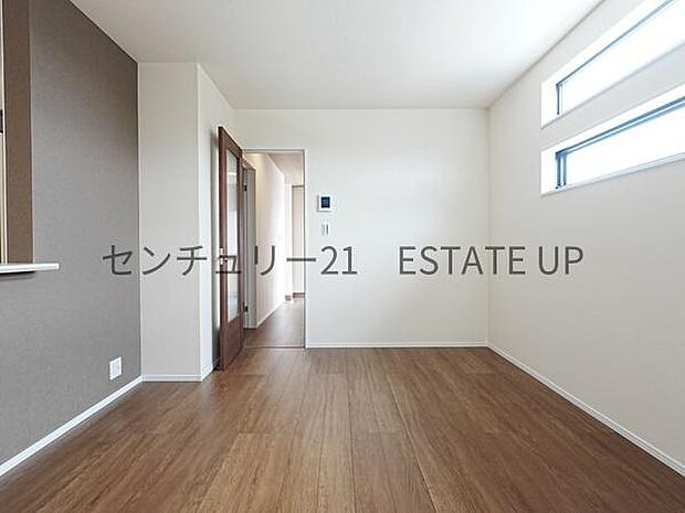 【リビング】心地いい光が差し込みます。過ごしやすいリビングで家族が快適な日々が送れます。