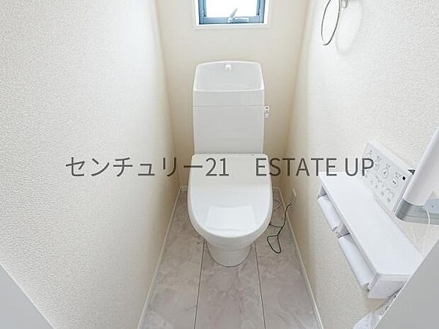 【トイレ】温水洗浄便座付きのトイレです。