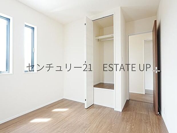 【洋室】窓がついていることで日中も明るくお部屋で過ごせます。