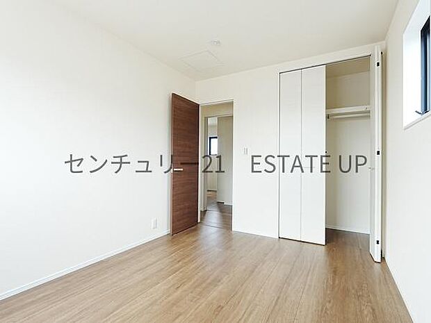 【洋室】クローゼットがあるのですぐに着替えができ便利です♪