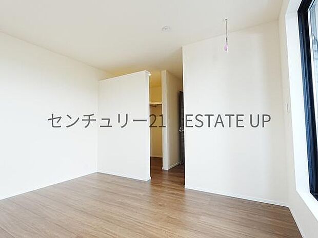 【洋室】奥に収納スペースもあるので広くご活用できます。