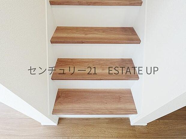 【階段】階段の途中でふと顔を合わせる、そんな日常の一コマが愛おしい。