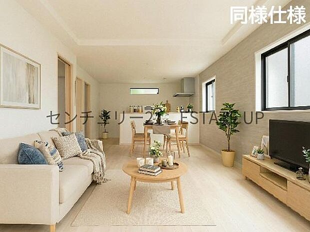 【リビング】リビング空間にキッチン。みんなで食事を楽しめる空間。※ホームステージングしているイメージ図です。※画像反転しています。